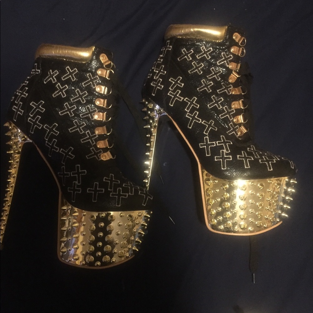 Cross boots